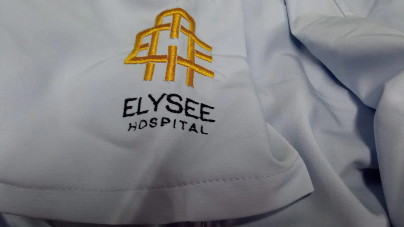 Broderie halat medical logo premium — personalizare textilă medicală
