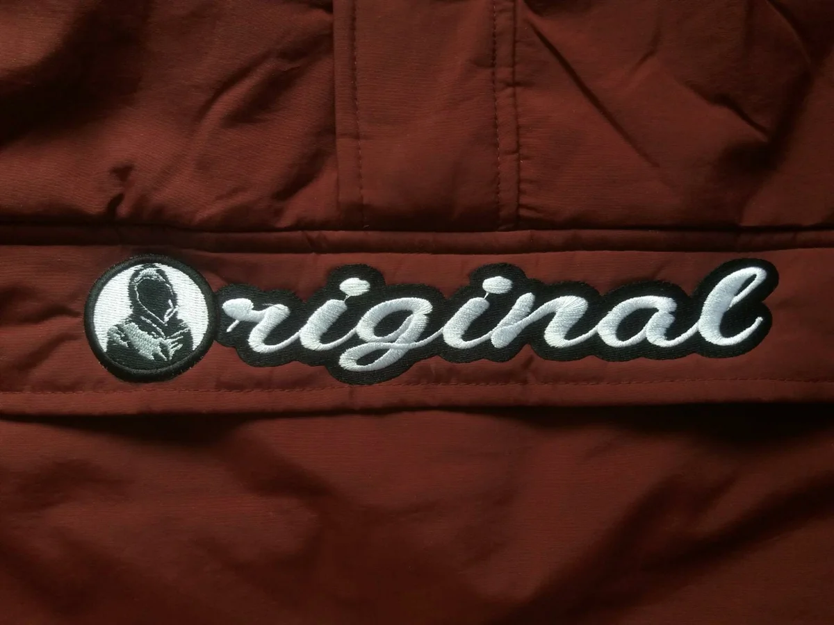 Broderie jachetă Original — broderie logo complex pe jachetă bordo