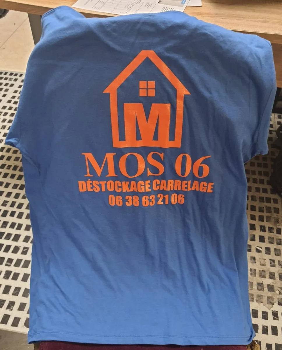 Serigrafie tricou albastru logo MOS 06 — serigrafie corporativă multicolor
