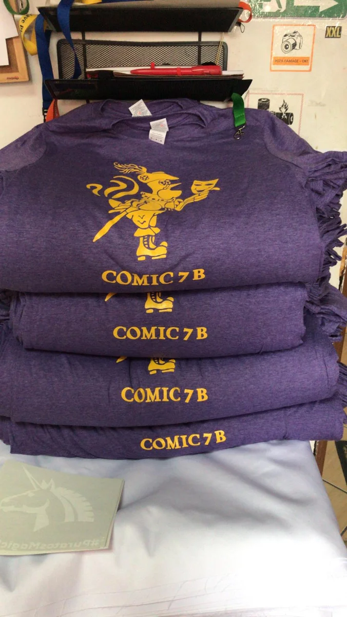 Serigrafie tricou mov Comic 7B logo galben — serigrafie bicolor pe textil colorat