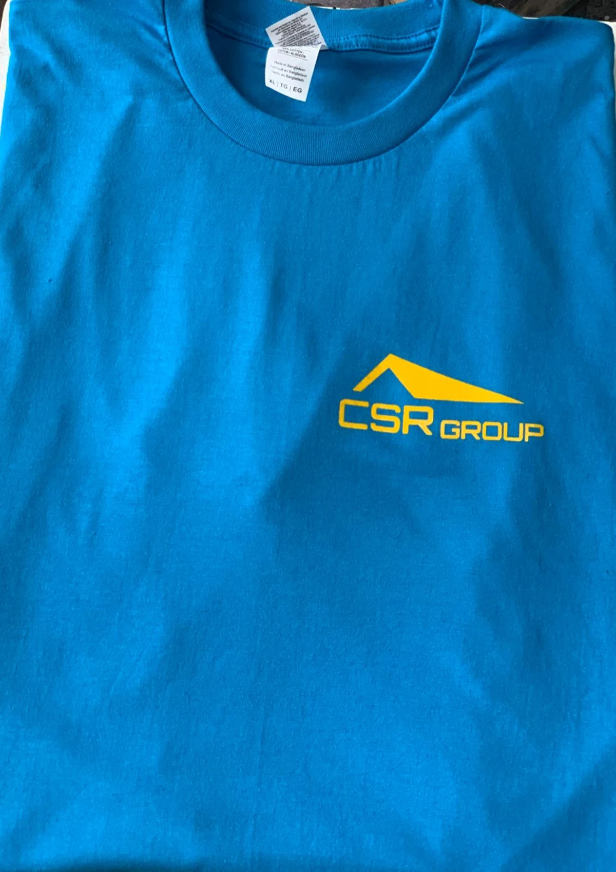 Serigrafie tricou albastru logo corporativ — imprimare textilă corporativă